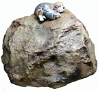 Крышка для люка КопилкиПлюс Камень с собакой полистоун h-43см w-83см L-86см